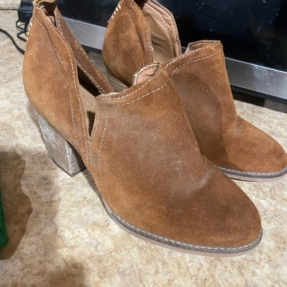 Sindy Artisan Bootie Stacked Heel Tulip Sides Moldable Vamp size 6.5 - Picture 4 of 7